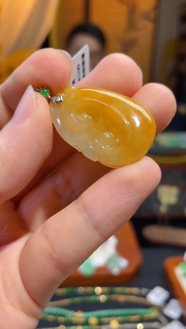 颈饰18K金镶嵌翡翠如意