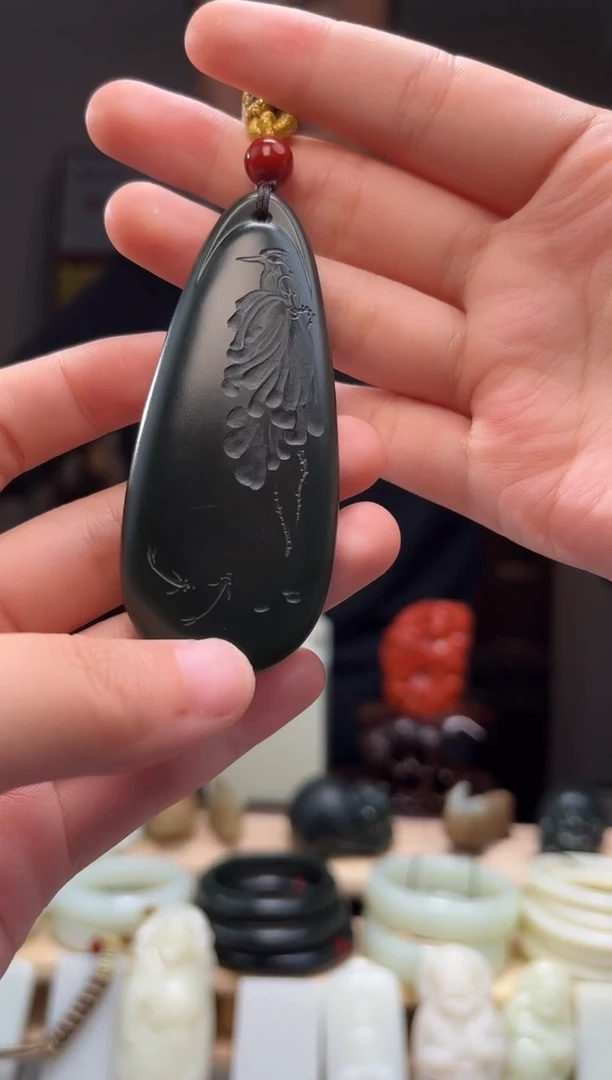 颈饰未镶嵌和田玉吊坠