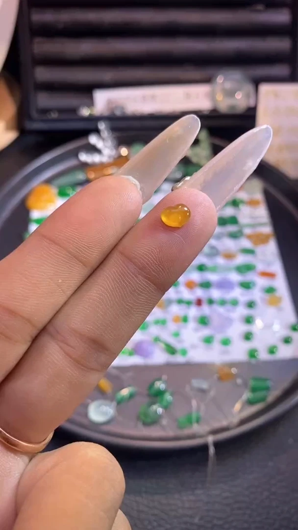 翡翠挂件未镶嵌爱心