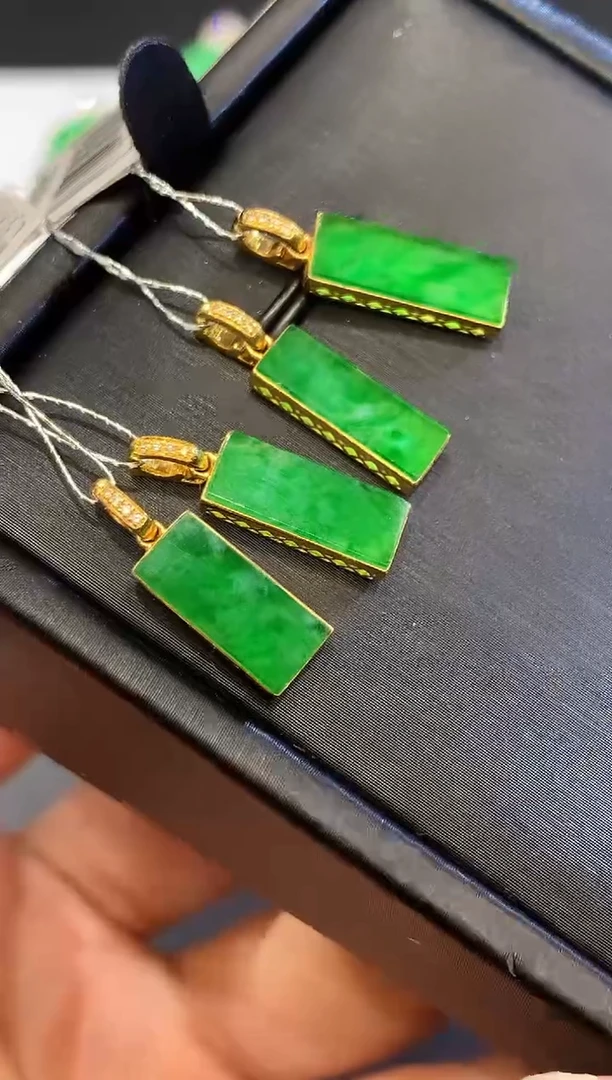 翡翠18K金镶嵌吊坠(不含链)L2024多样性发其一