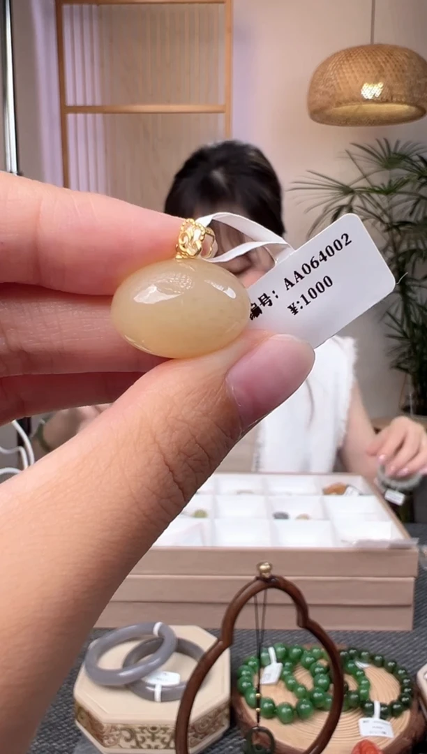 和田玉18K金镶嵌颈饰吊坠 AA