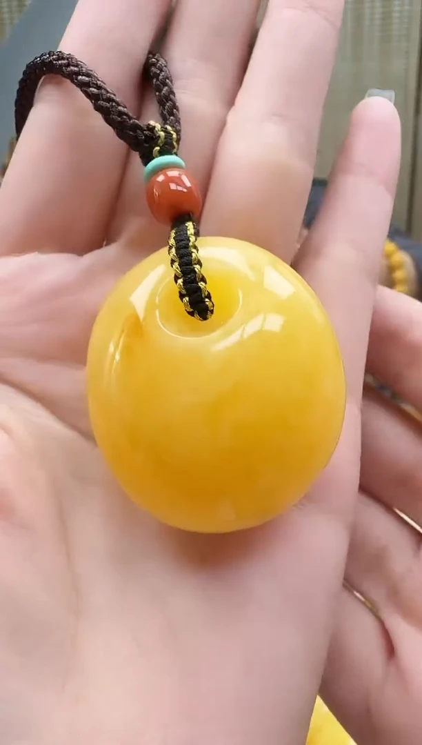 未镶嵌琥珀裸石如图