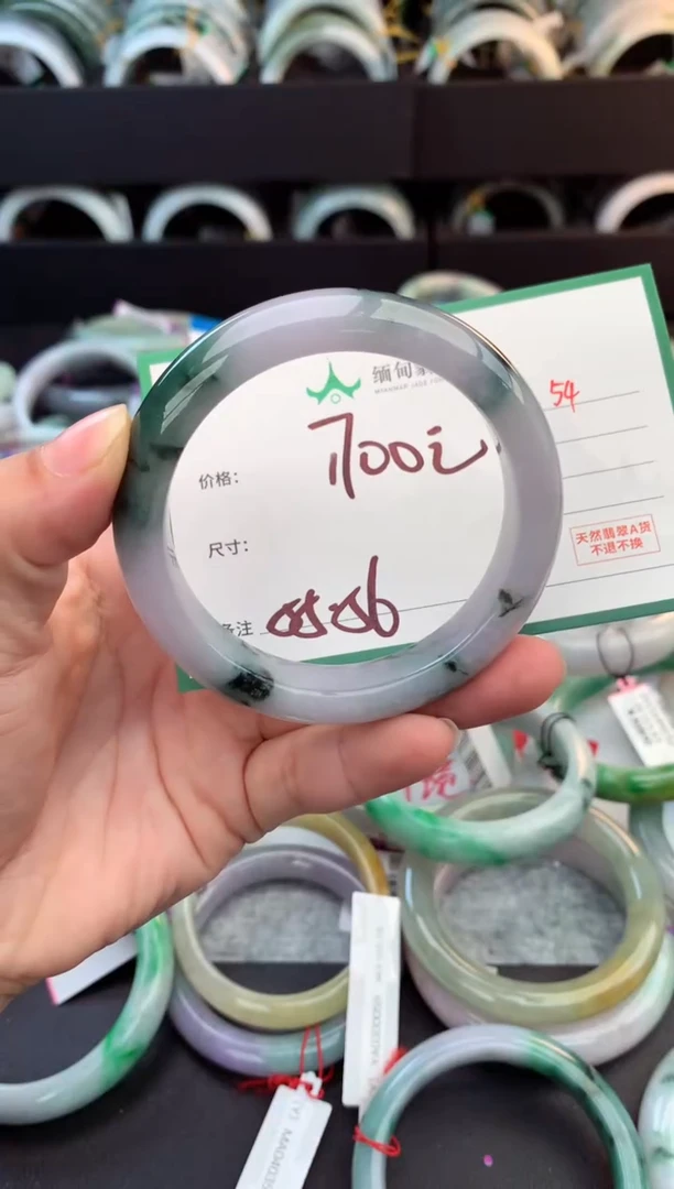 未镶嵌定制翡翠毛货需精细抛光+多人