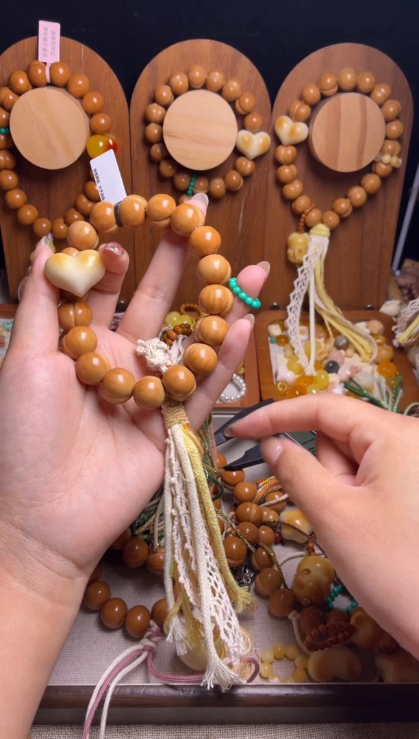 手串猴头核桃在***包全品手工聚宝盆爱心绿跑环奶油风流苏手持