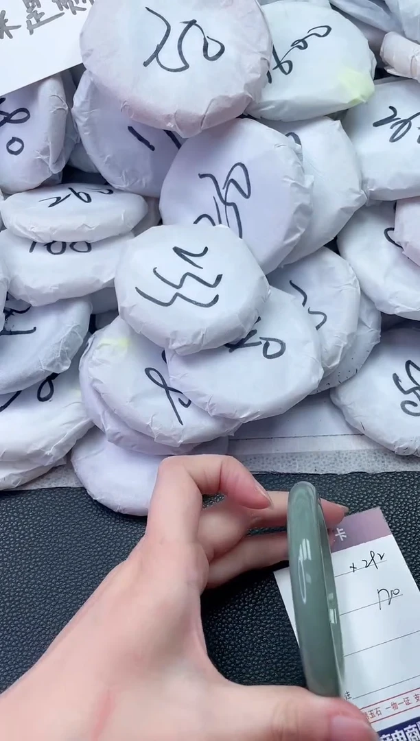 【闪购商品】石英质玉手镯未镶嵌X292