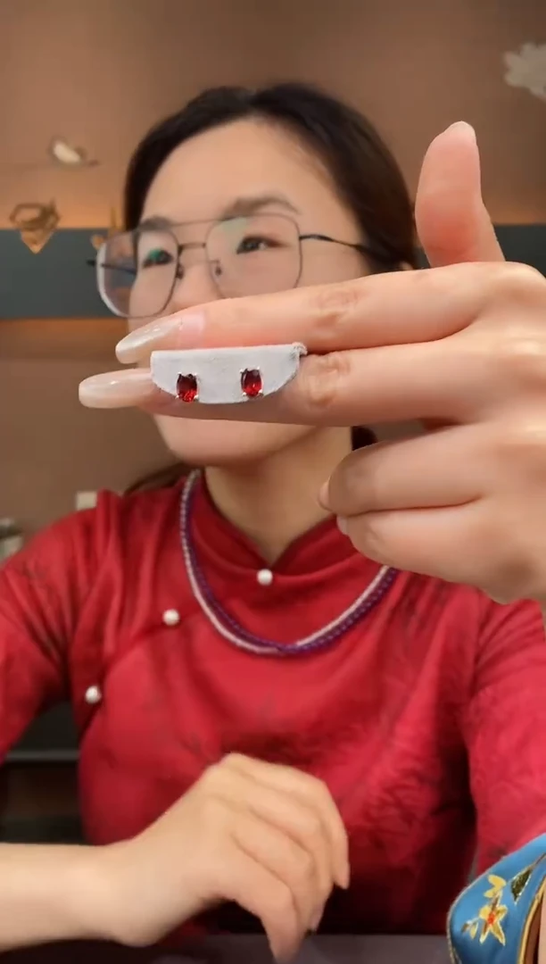 【闪购商品】石榴石耳钉银S925镶嵌石榴石耳钉