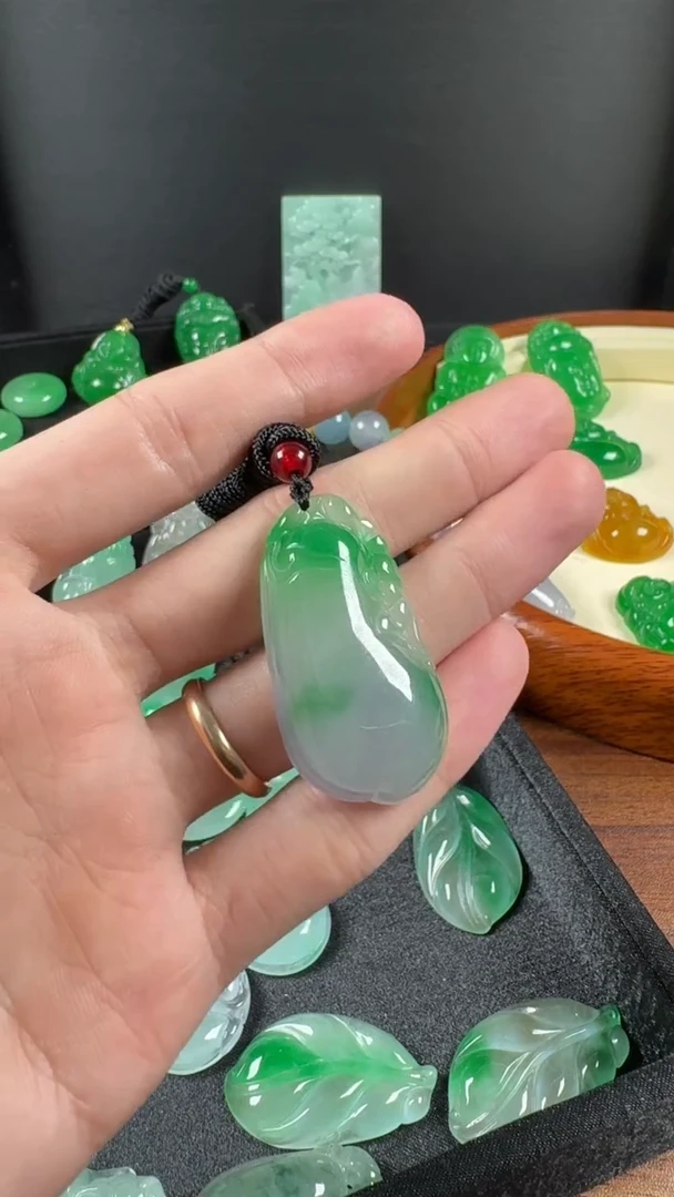 颈饰未镶嵌翡翠福瓜吊坠