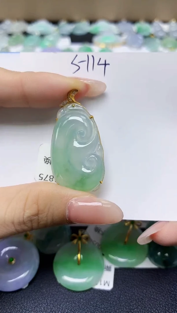 翡翠18K金镶嵌颈饰天然缅甸翡翠A货