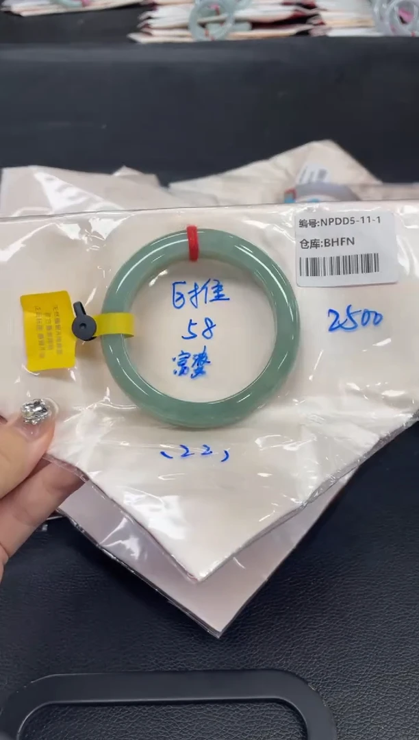 翡翠手镯未镶嵌翡翠手镯