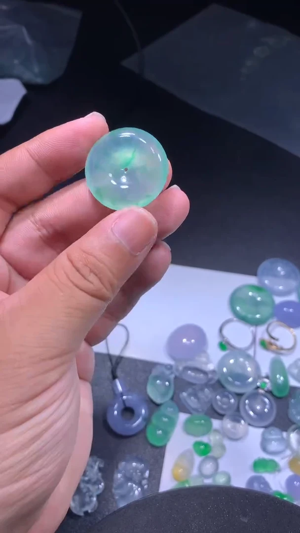 颈饰未镶嵌翡翠S****?平安扣