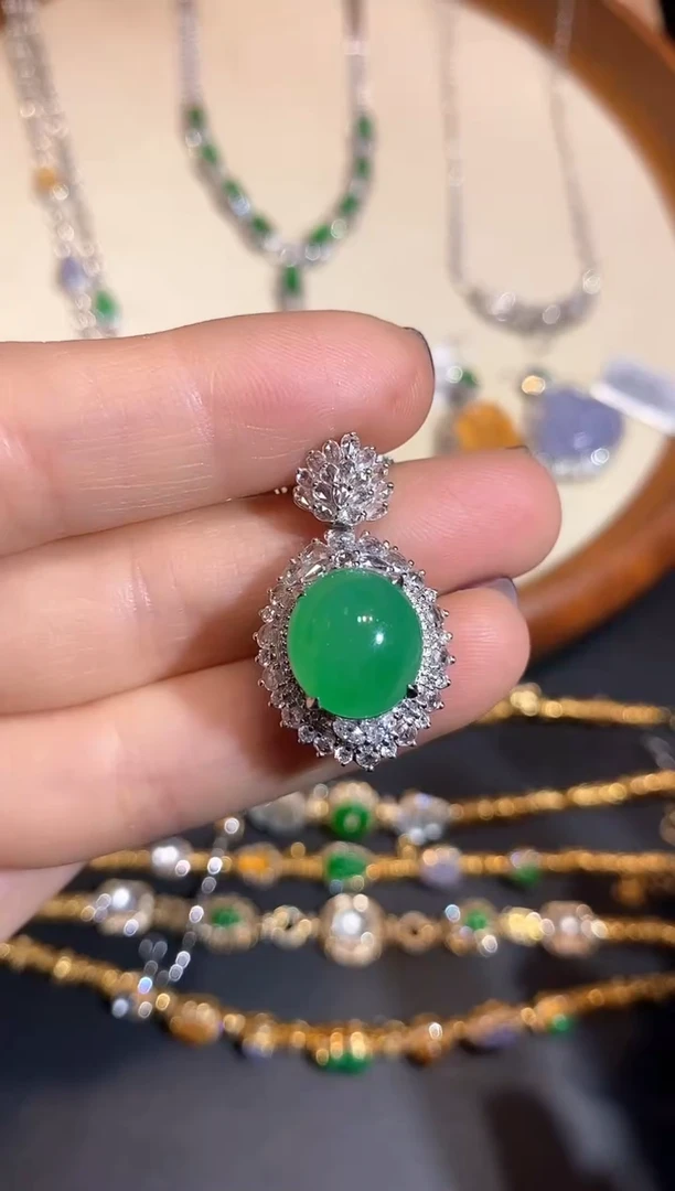 颈饰18K金镶嵌翡翠吊坠