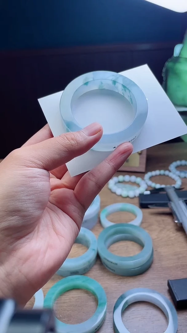 定制翡翠手镯未镶嵌舒*?定制