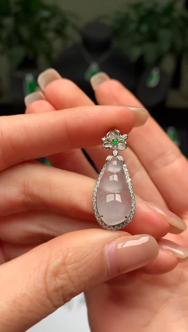 颈饰18K金镶嵌翡翠福豆