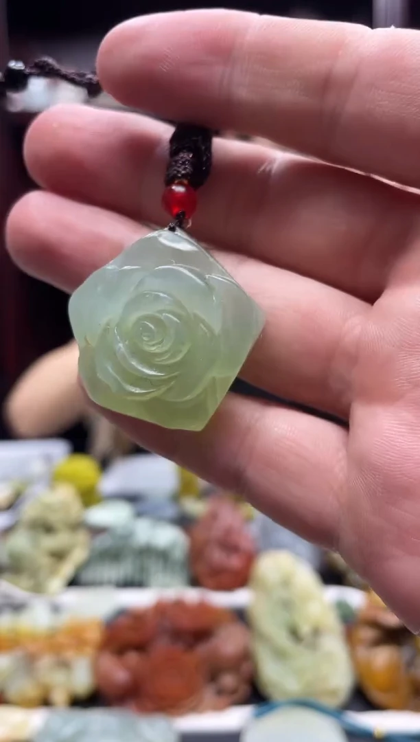岫玉未镶嵌吊坠·