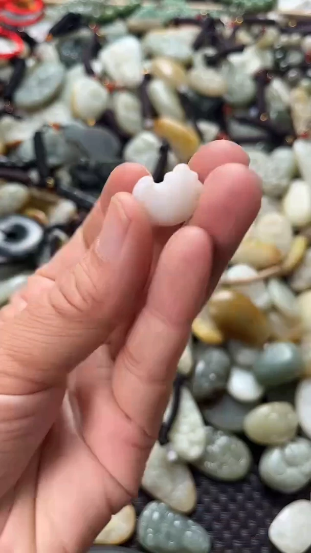 和田玉未镶嵌颈饰（多样性发一件）没有证书有瑕