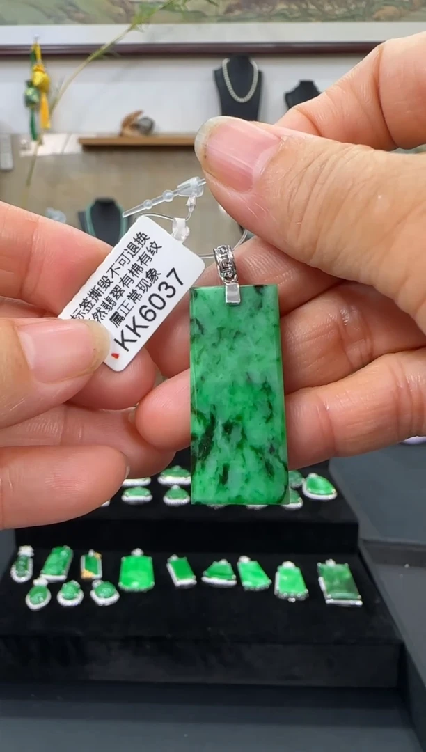 翡翠18K金镶嵌颈饰KK6037无事牌