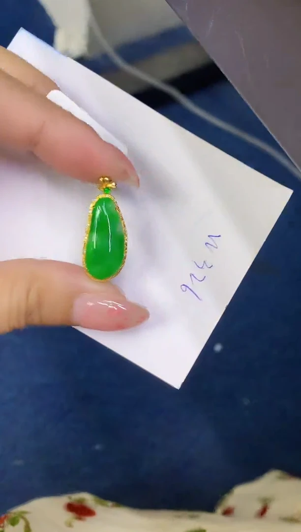 翡翠未镶嵌颈饰4565464564