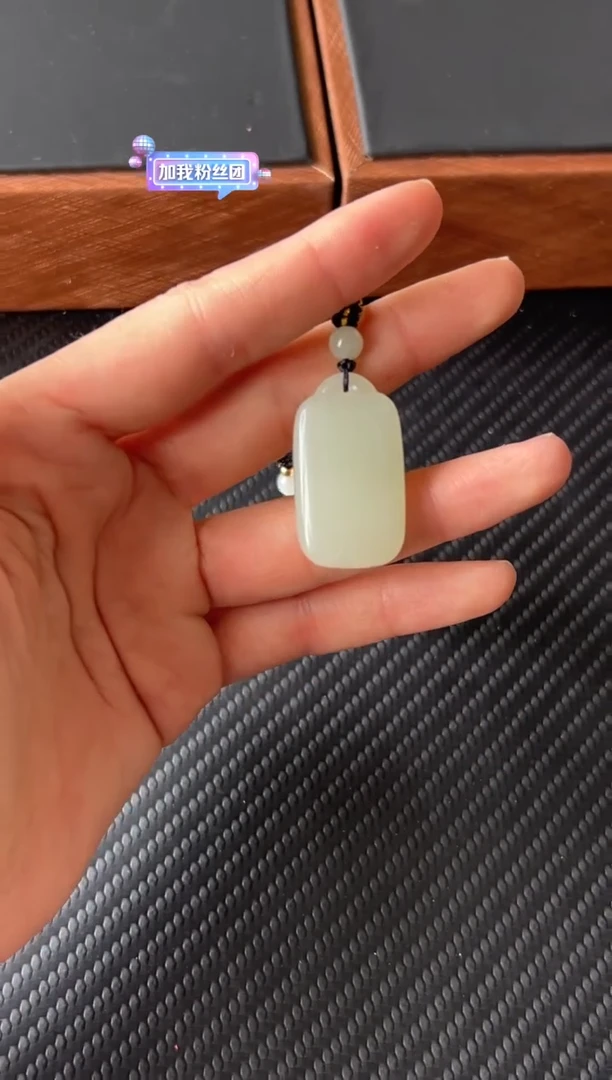 【闪购商品】和田玉吊坠(赠链)未镶嵌且末微色差近矿