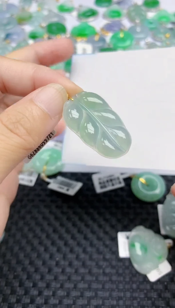 翡翠18K金镶嵌颈饰天然翡翠A货