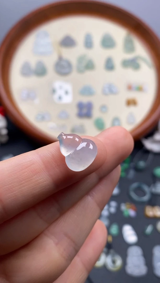 颈饰未镶嵌翡翠冰飘花葫芦/芬