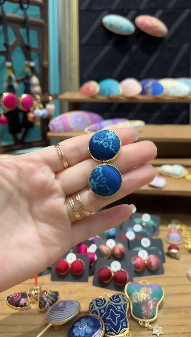 【闪购商品】【孤品专车2.10】 蓝色苏锦大号耳钉