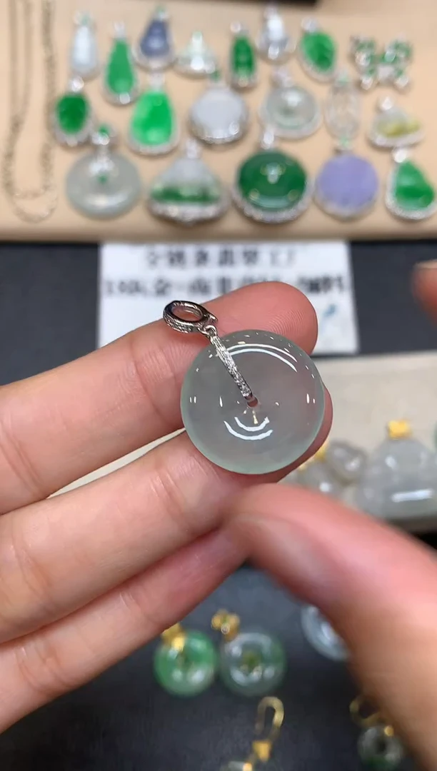 颈饰18K金镶嵌翡翠平安扣【无服务费