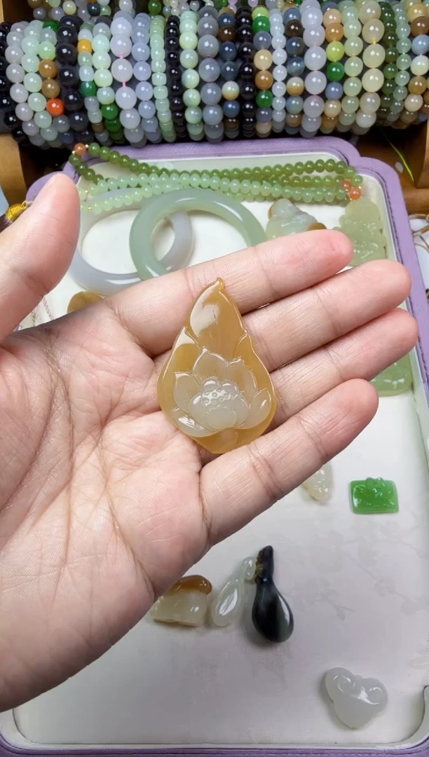 和田玉未镶嵌颈饰老***米莲花吊坠