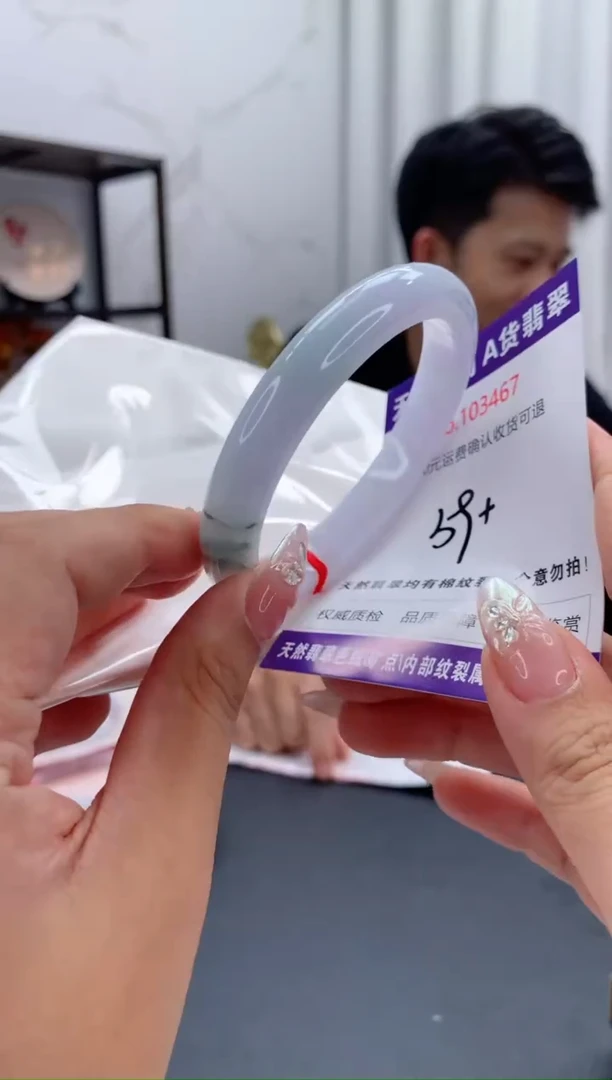 未镶嵌手镯翡翠有纹，完美者勿拍