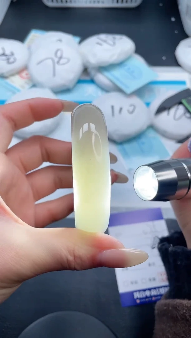 【闪购商品】石英质玉手镯未镶嵌9V75-57