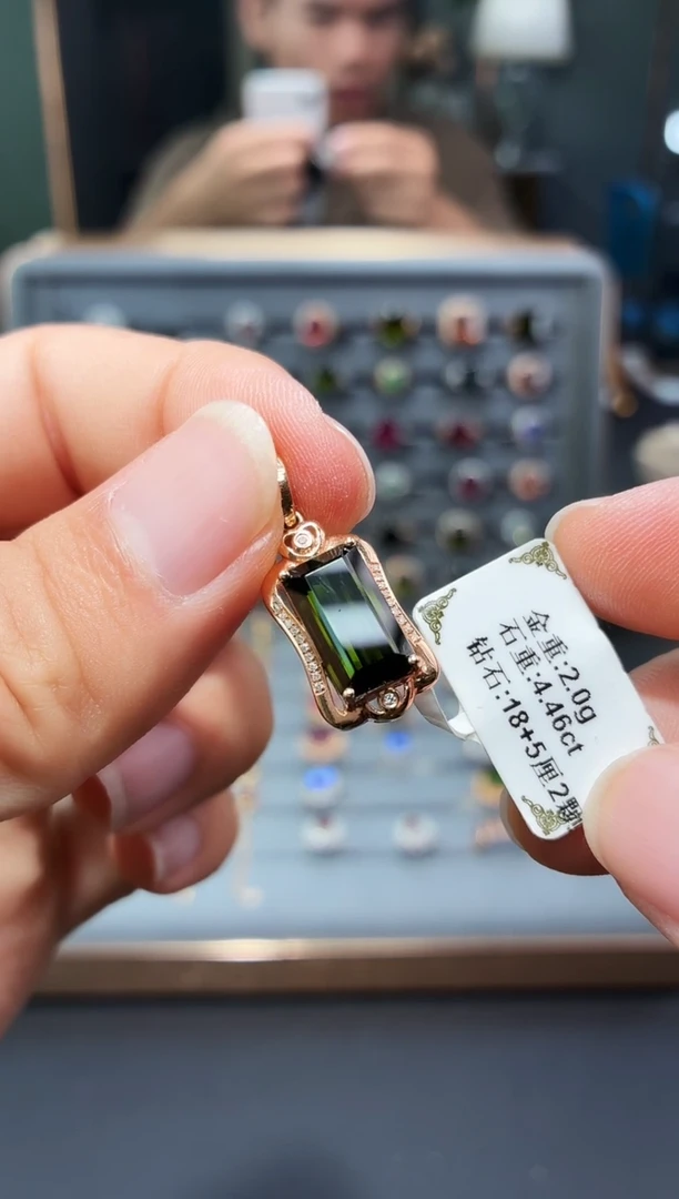 颈饰18K金镶嵌碧玺4.46.