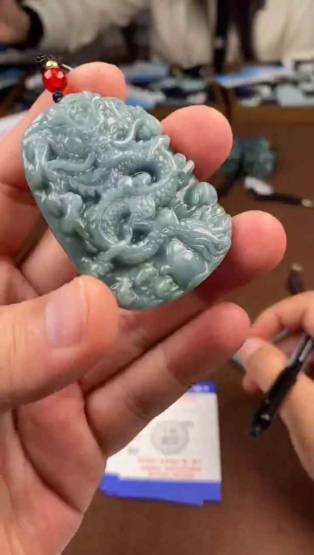 颈饰未镶嵌翡翠  多样性发其一