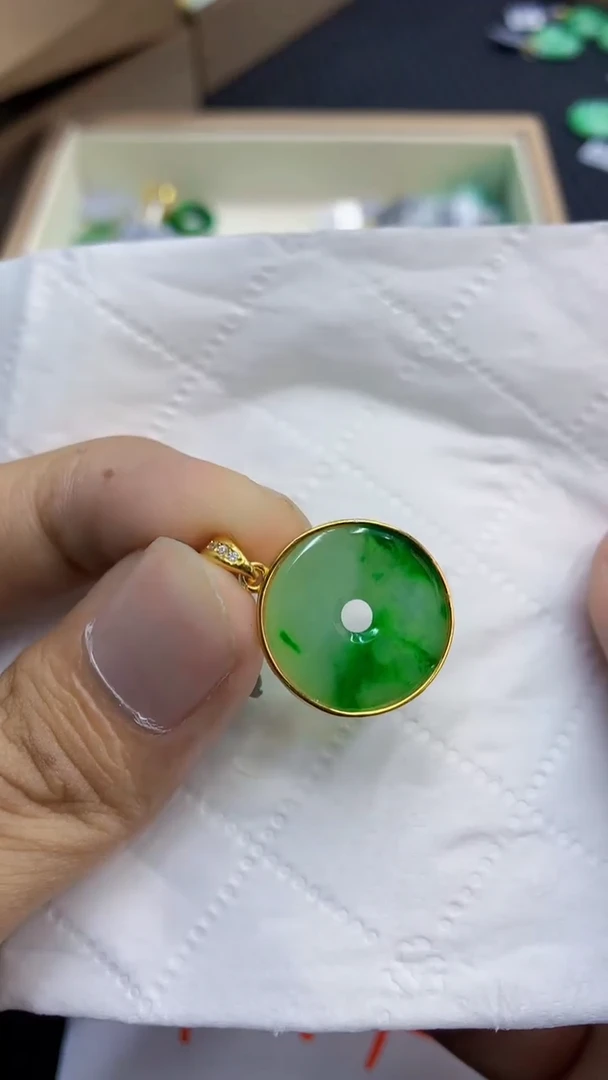 翡翠未镶嵌吊坠(不含链)             1