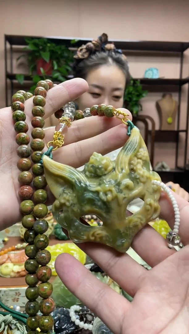 未镶嵌岫玉颈饰台****娘·