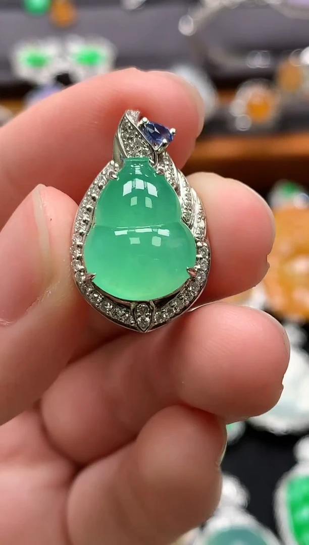 颈饰18K金镶嵌翡翠吊坠