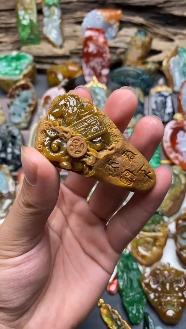 颈饰未镶嵌翡翠大马坎冰黄八破手把