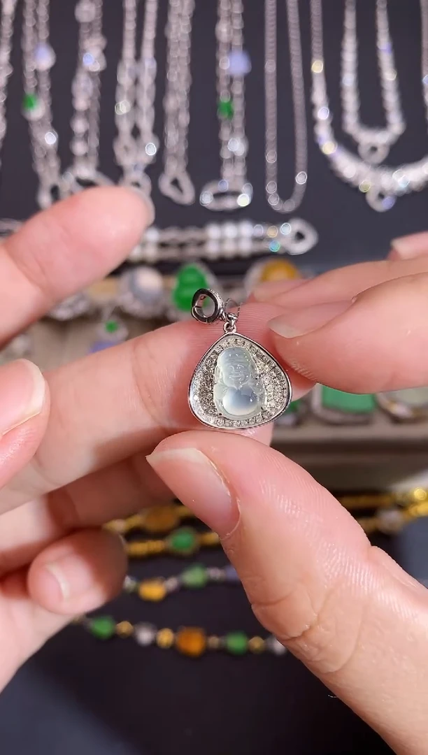 颈饰18K金镶嵌翡翠吊坠