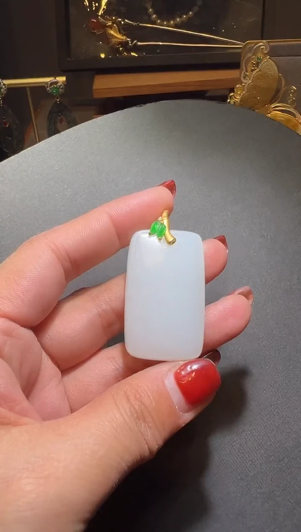 颈饰18K金镶嵌和田玉和田无事牌吊坠