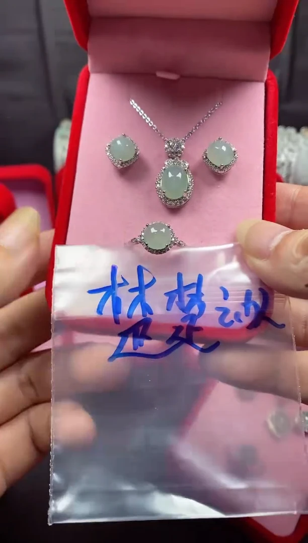 未镶嵌戒指翡翠楚**人翡翠吊坠