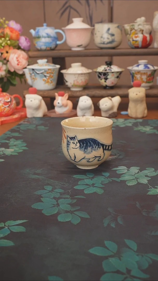 刘十三  回头猫猫手握杯