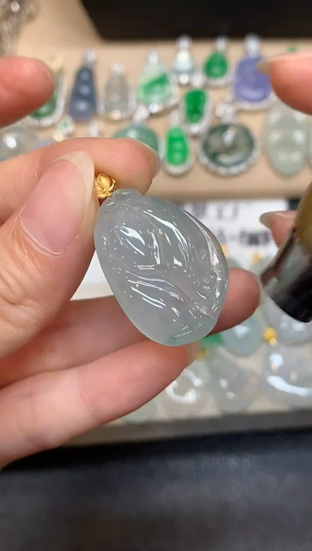 颈饰18K金镶嵌翡翠玉兰花【无服务费