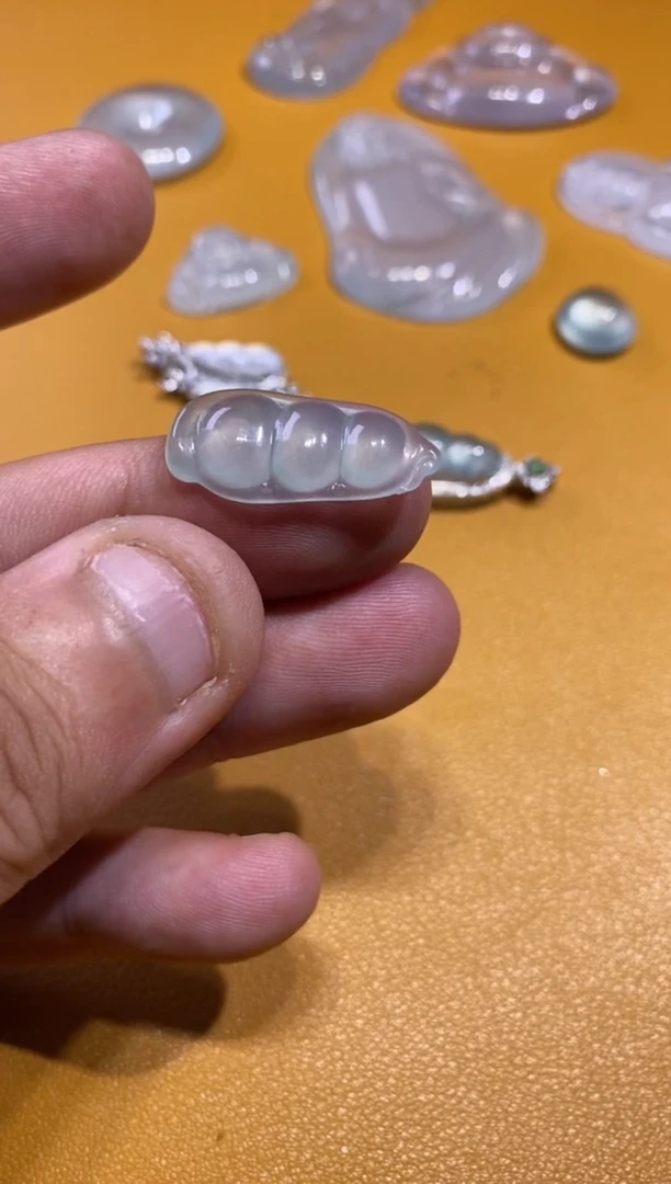 吊坠(不含链)未镶嵌翡翠豆子280     24.9  11.6  3.7