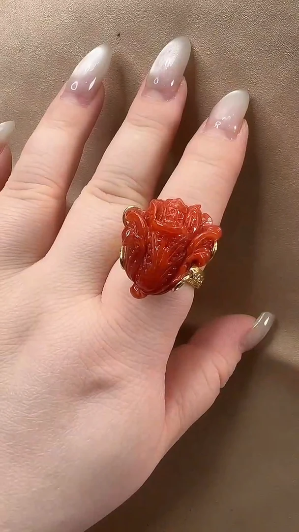 颈饰未镶嵌南红玛瑙戒指