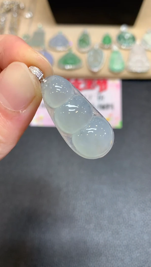 【闪购商品】翡翠颈饰18K金镶嵌福豆【无服务费】