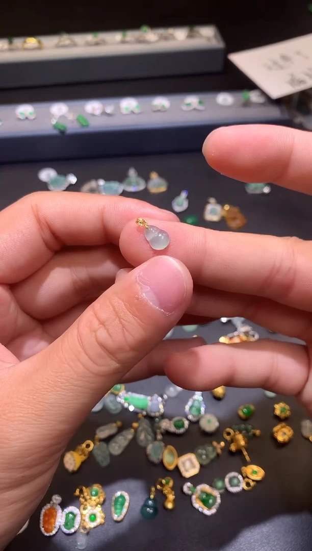 【闪购商品】翡翠吊坠(不含链)18K金镶嵌1