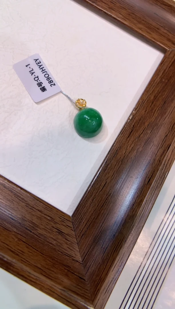 颈饰18K金镶嵌翡翠蛋面