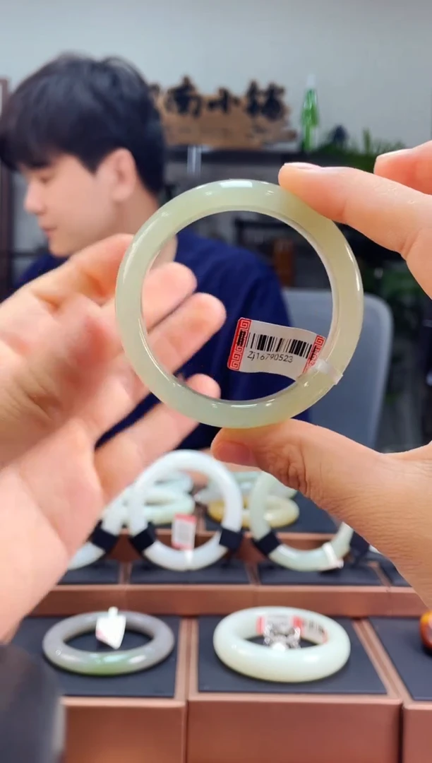 和田玉手镯未镶嵌54晴水16790523