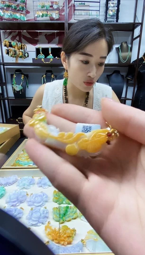 颈饰未镶嵌翡翠吊坠
