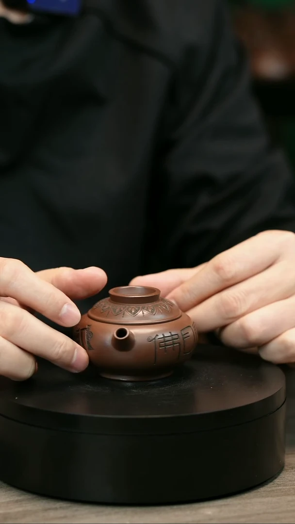 茶壶紫砂O*记H2142赵信军刻绘扁巨轮