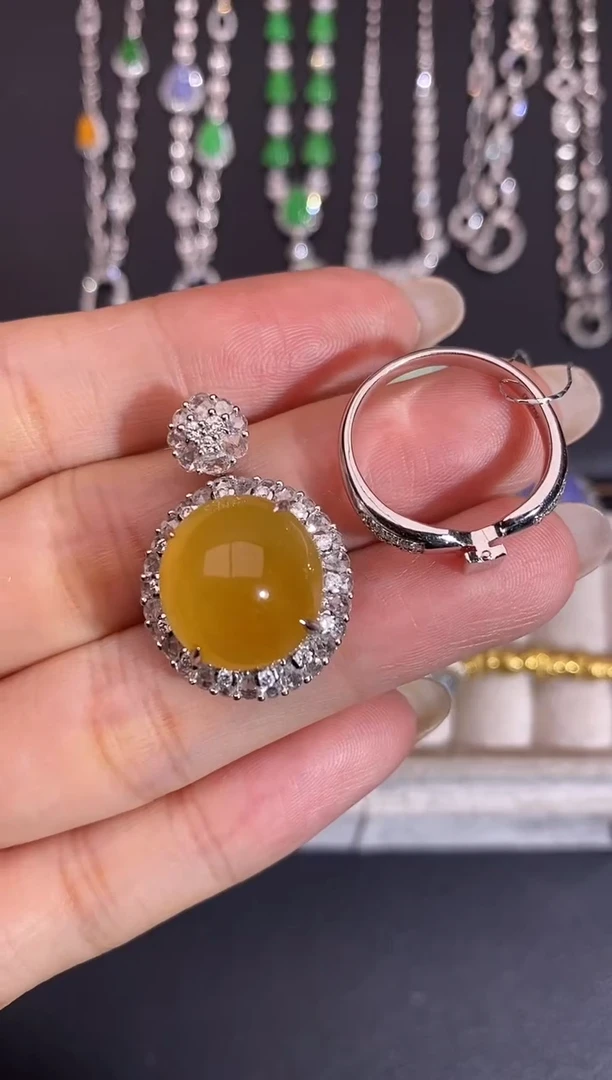 颈饰18K金镶嵌翡翠戒指