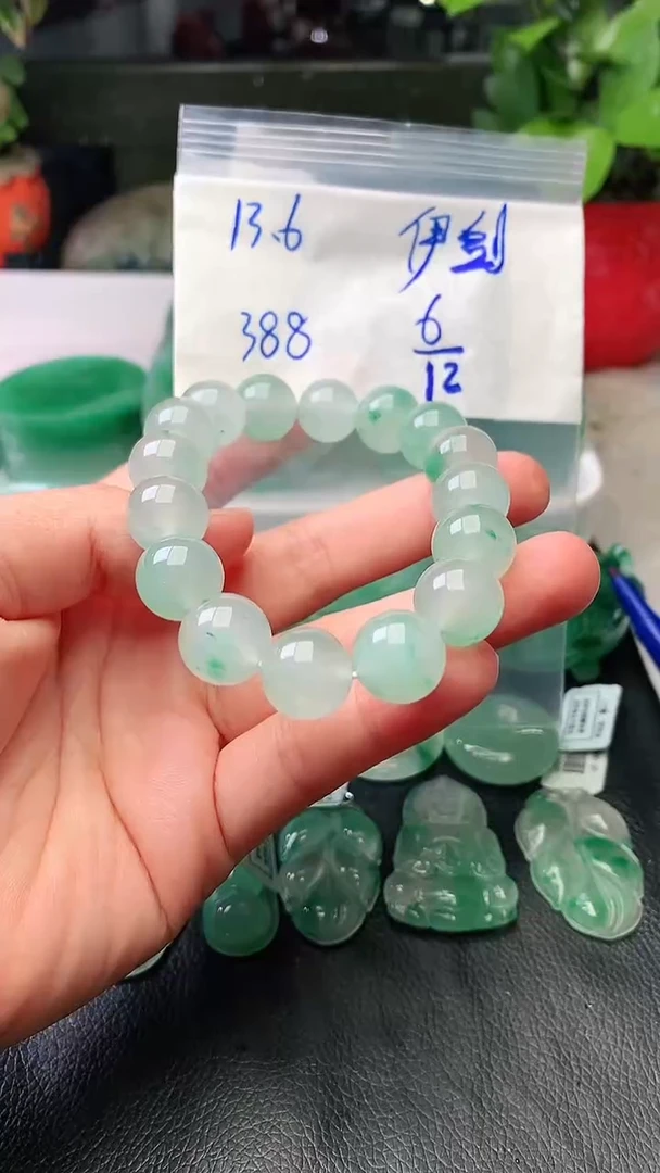 定制石英质玉（非洲翠）伊**心手串